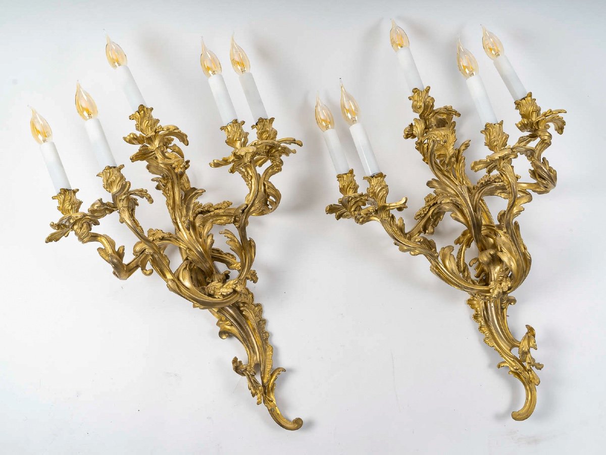 Importante Paire d'Appliques à Cinq Lumières De Style Louis XV En Bronze Ciselé Et Doré