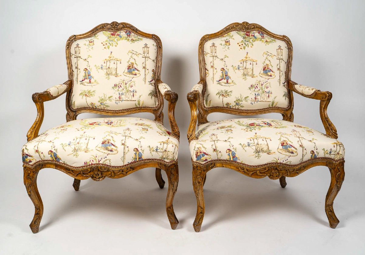 Attribué à Louis Poussiée Paire De Larges Fauteuils En Noyer D’epoque Louis XV Vers 1740-1745