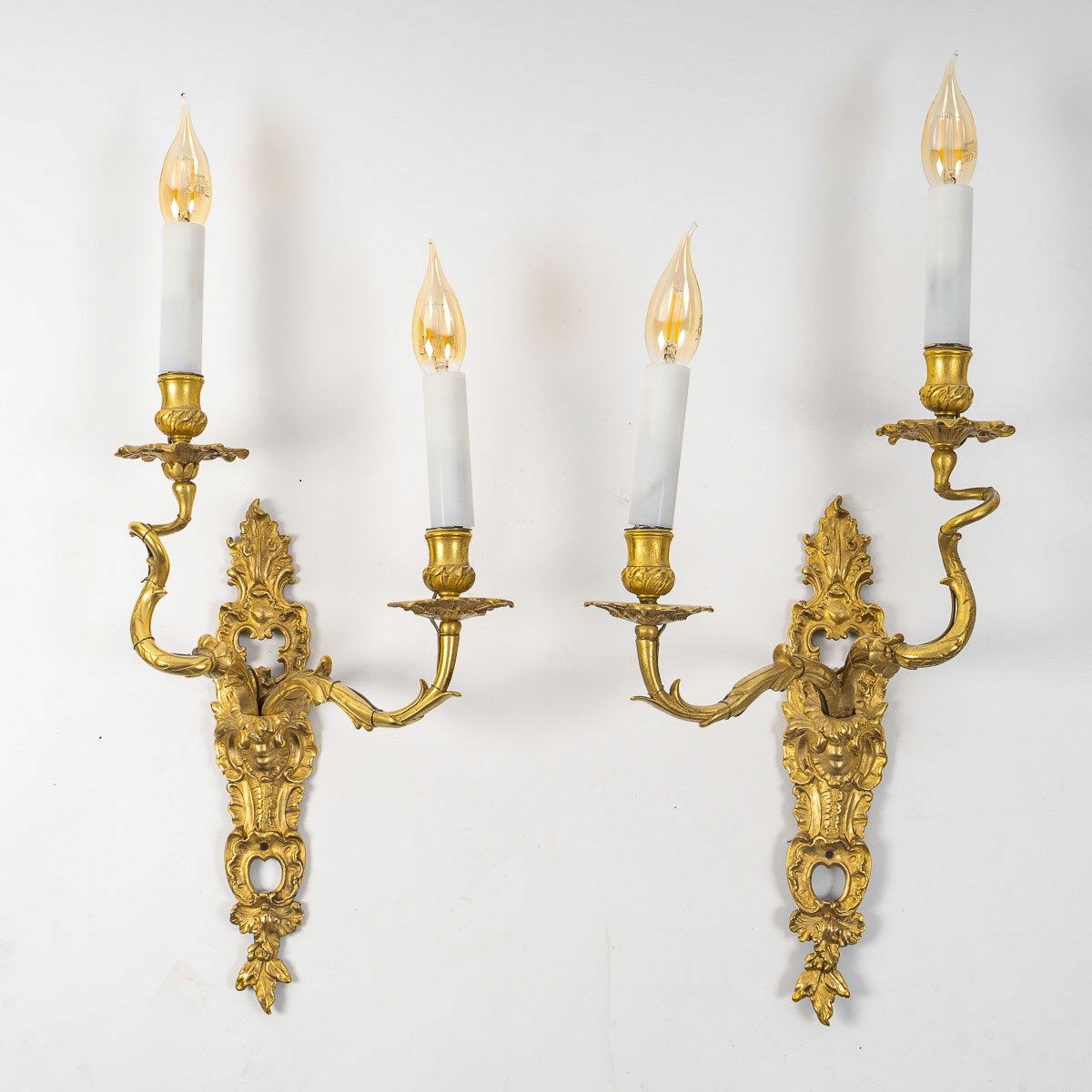 Paire d'Appliques En Bronze Doré D’époque Louis XV Au C Couronné Vers 1745-1749