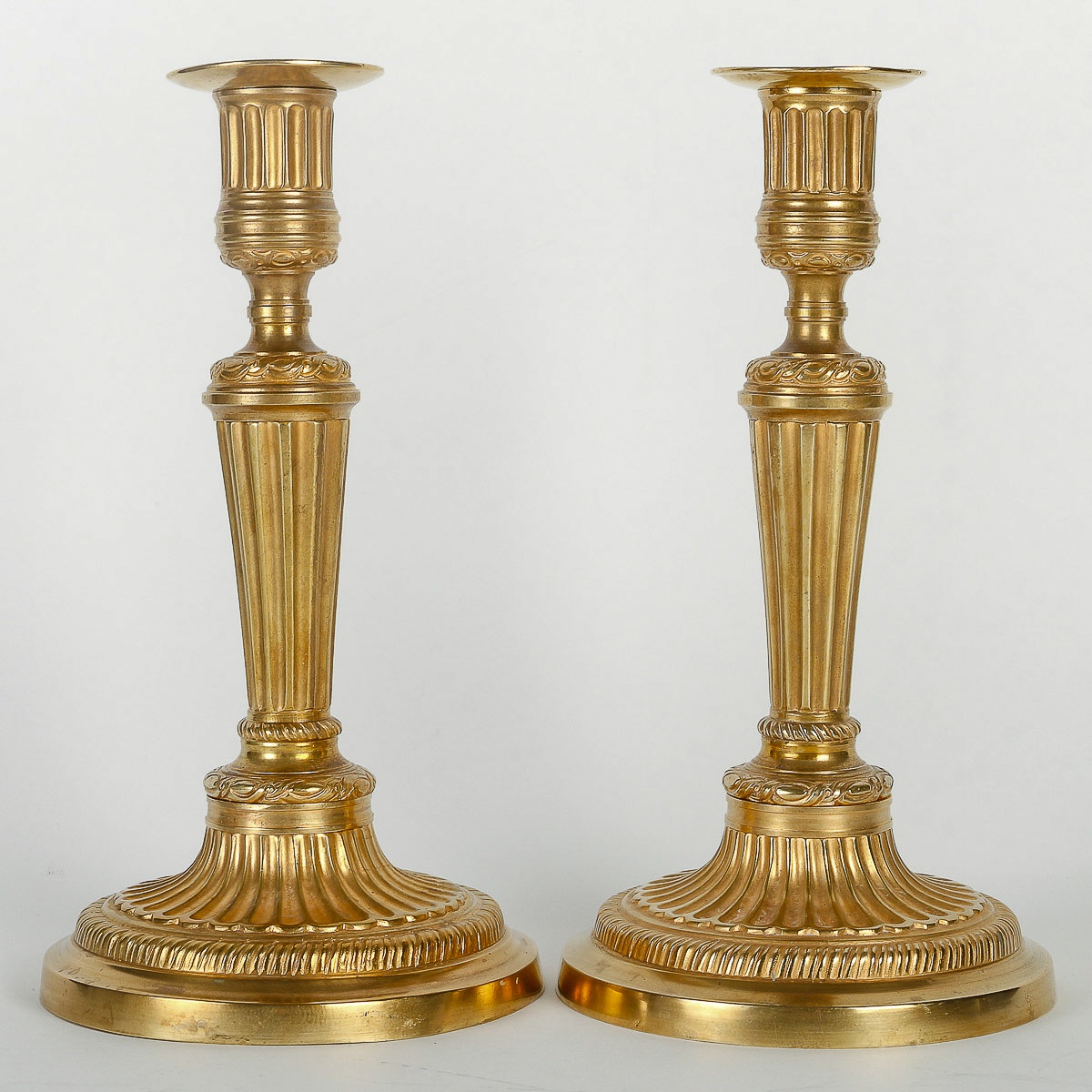 Paire de bougeoirs en bronze doré d’époque Louis XVI à décor de cannelures, montés en lampes-photo-3