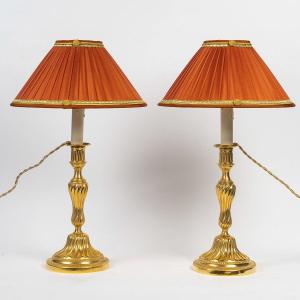 French Louis XV Period Pair Of Candlesticks « to The King » In Chiseled Gilt Bronze Vers 1750 