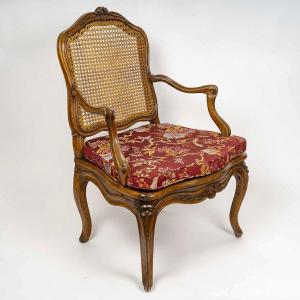 Pierre Nogaret - Fauteuil à fond de cannes en noyer mouluré et sculpté d’époque Louis XV