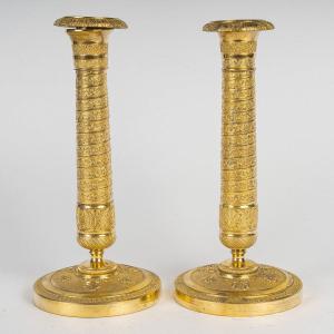 A Pair Of Small Ormolu Candlesticks Decorated With Vendôme Columns From The Empire Period