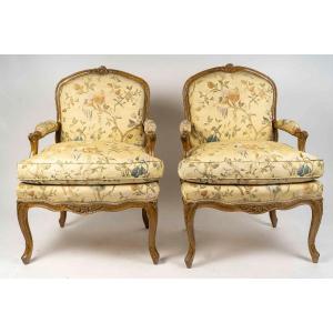 Paire De Larges Fauteuils En Hêtre Naturel Mouluré Et Sculpté D’époque Louis XV Vers 1750