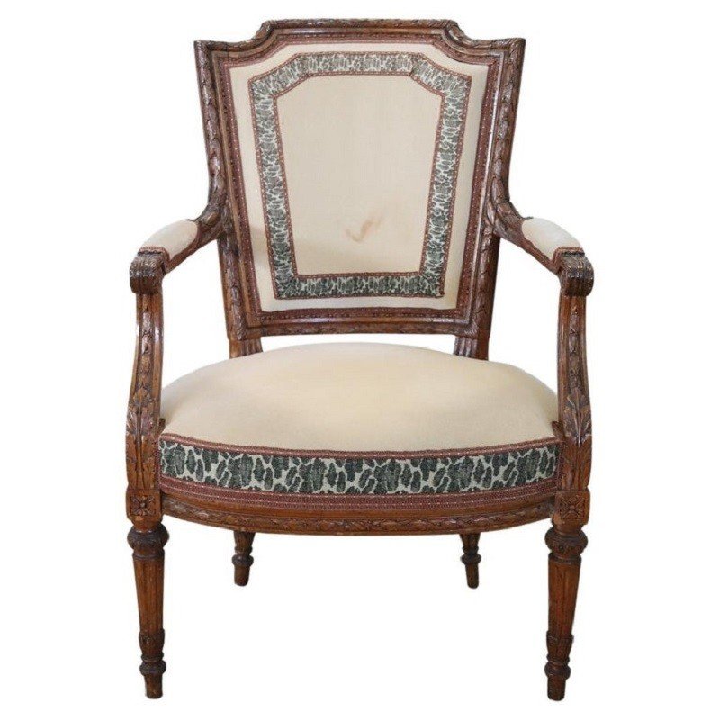 Fauteuil En Noyer Sculpté, 18ème Siècle