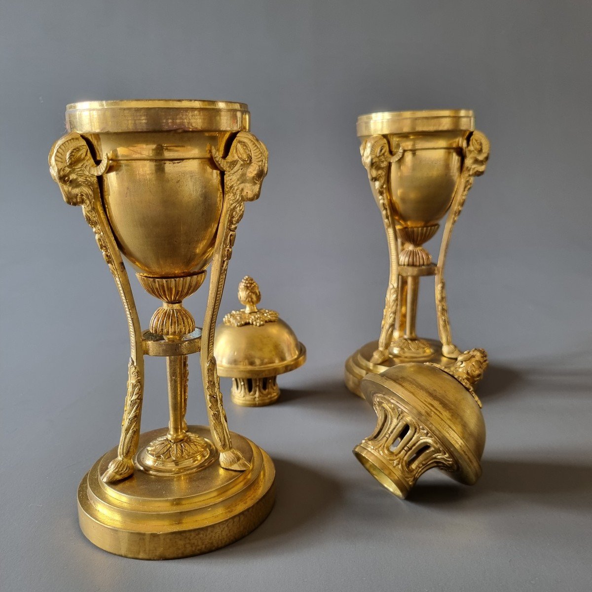 époque Louis XVI-directoire, Paire De Cassolettes En Bronze Formant Flambeaux .-photo-1