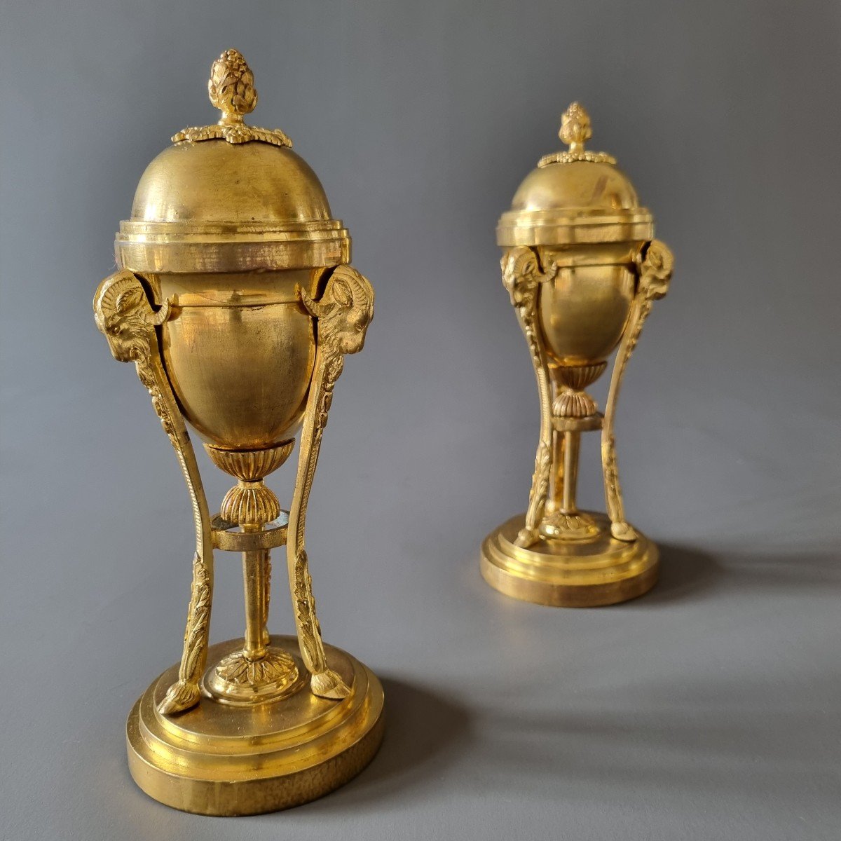 époque Louis XVI-directoire, Paire De Cassolettes En Bronze Formant Flambeaux .-photo-2