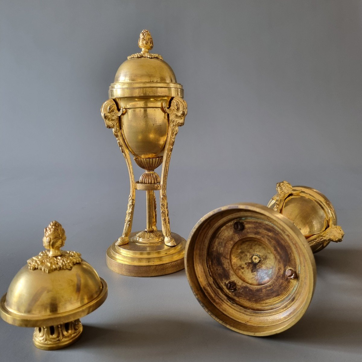 époque Louis XVI-directoire, Paire De Cassolettes En Bronze Formant Flambeaux .-photo-4