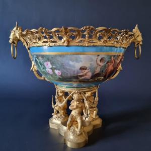 Imposing Louis XVI Centerpiece Cup In Porcelain And Gilt Bronze, 19th Century. 