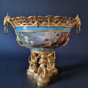 Imposing Louis XVI Centerpiece Cup In Porcelain And Gilt Bronze, 19th Century. 