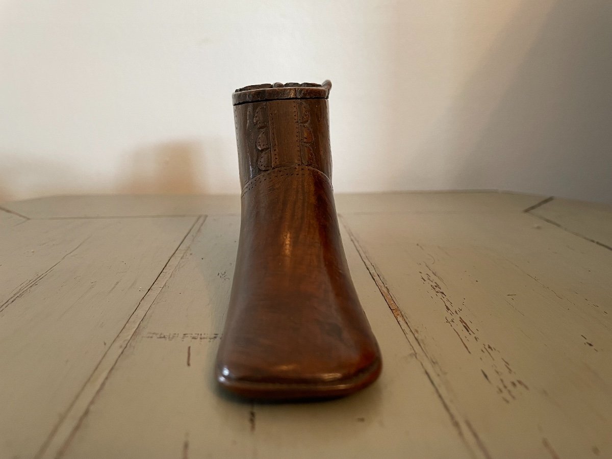 Old Snuff Box In Carved Wood Shoe Late 19th Century Patinated Walnut Curiosity-photo-3