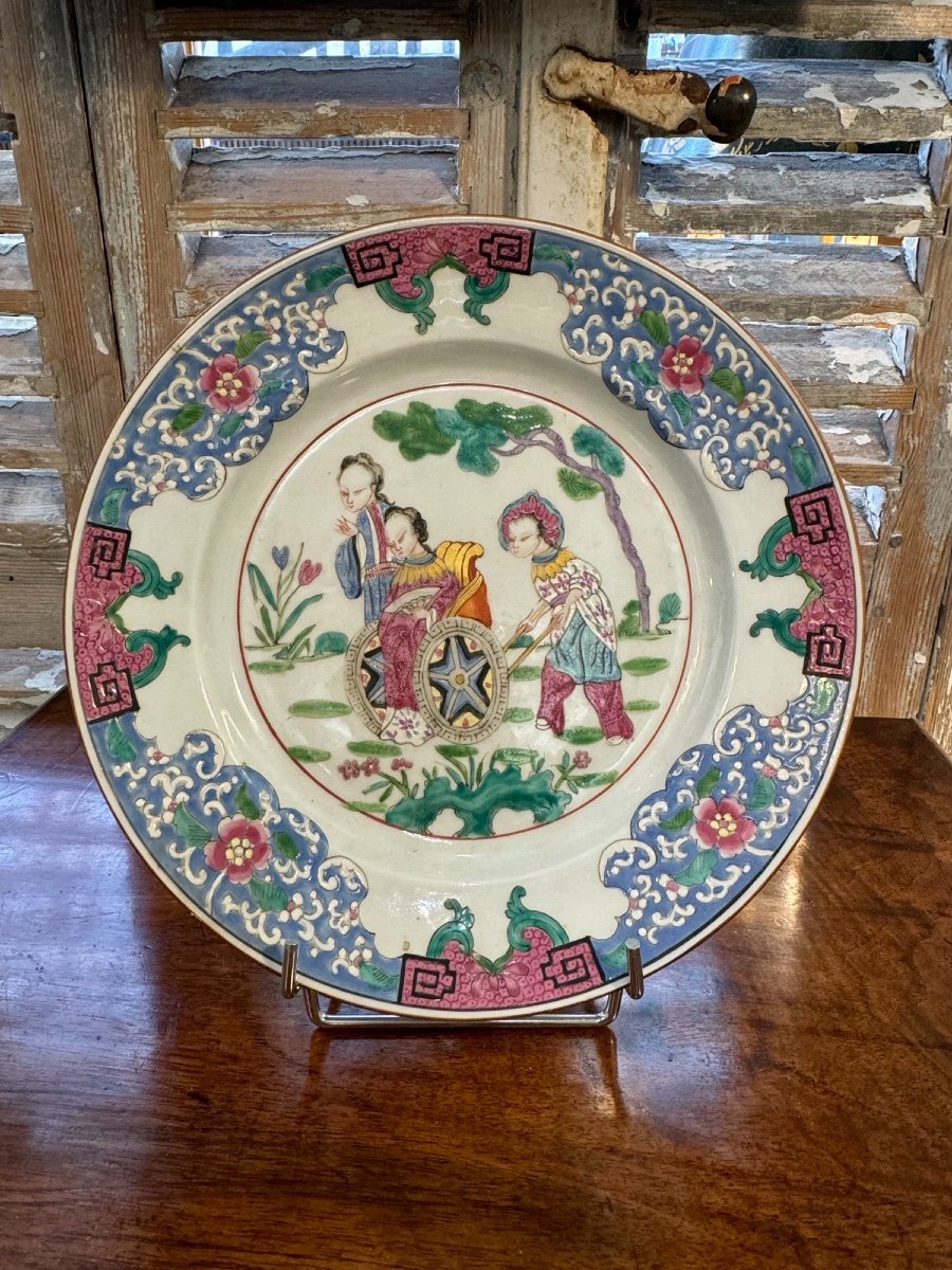 Ancienne Assiette En Porcelaine De Chine XVIII Décor Dignitaire Famille Rose 18 ème Ancien-photo-1