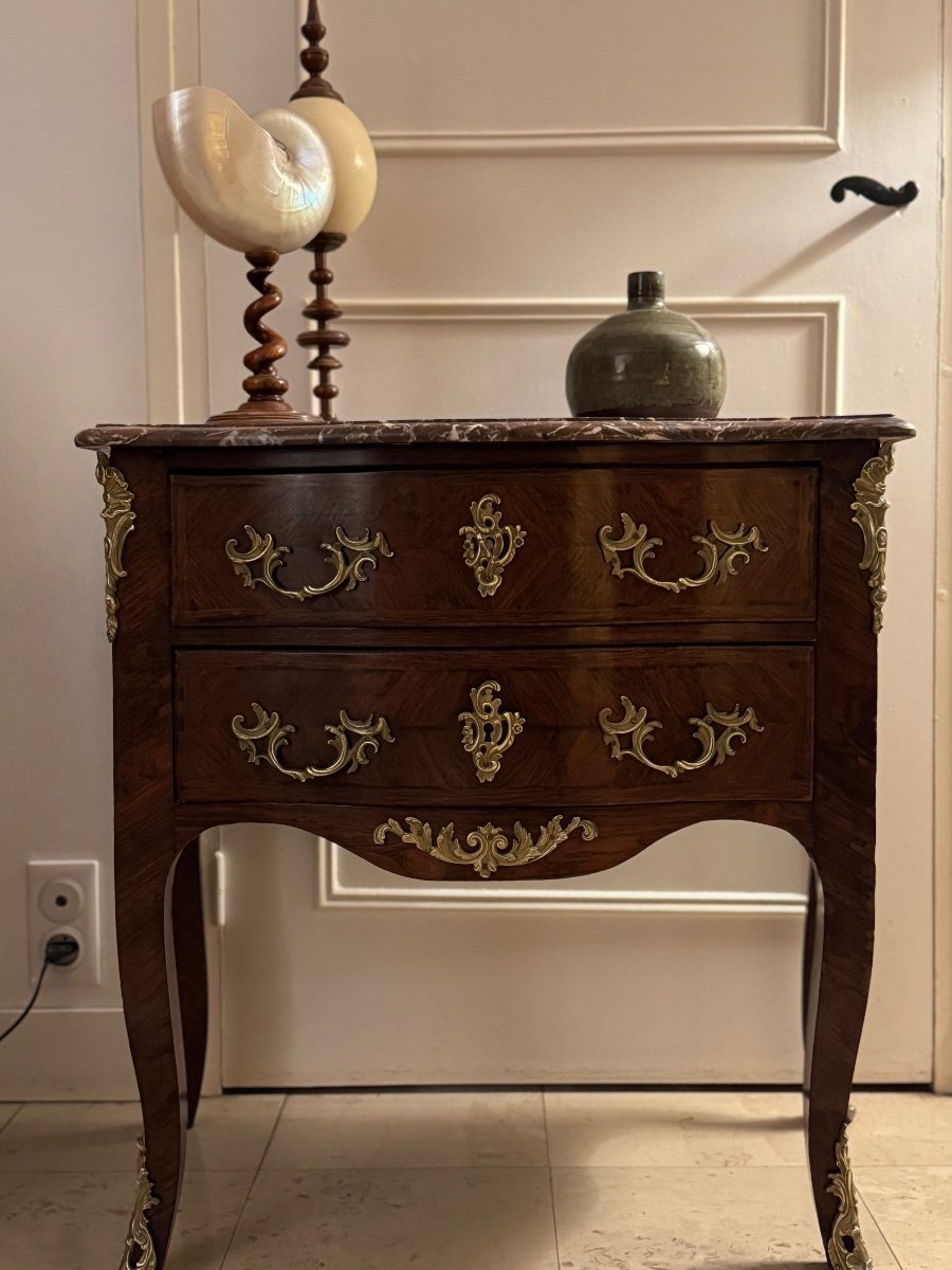 Ancienne Et Petite Commode Sauteuse Style Louis XV Epoque XIX ème Marqueterie marbre et bronze 