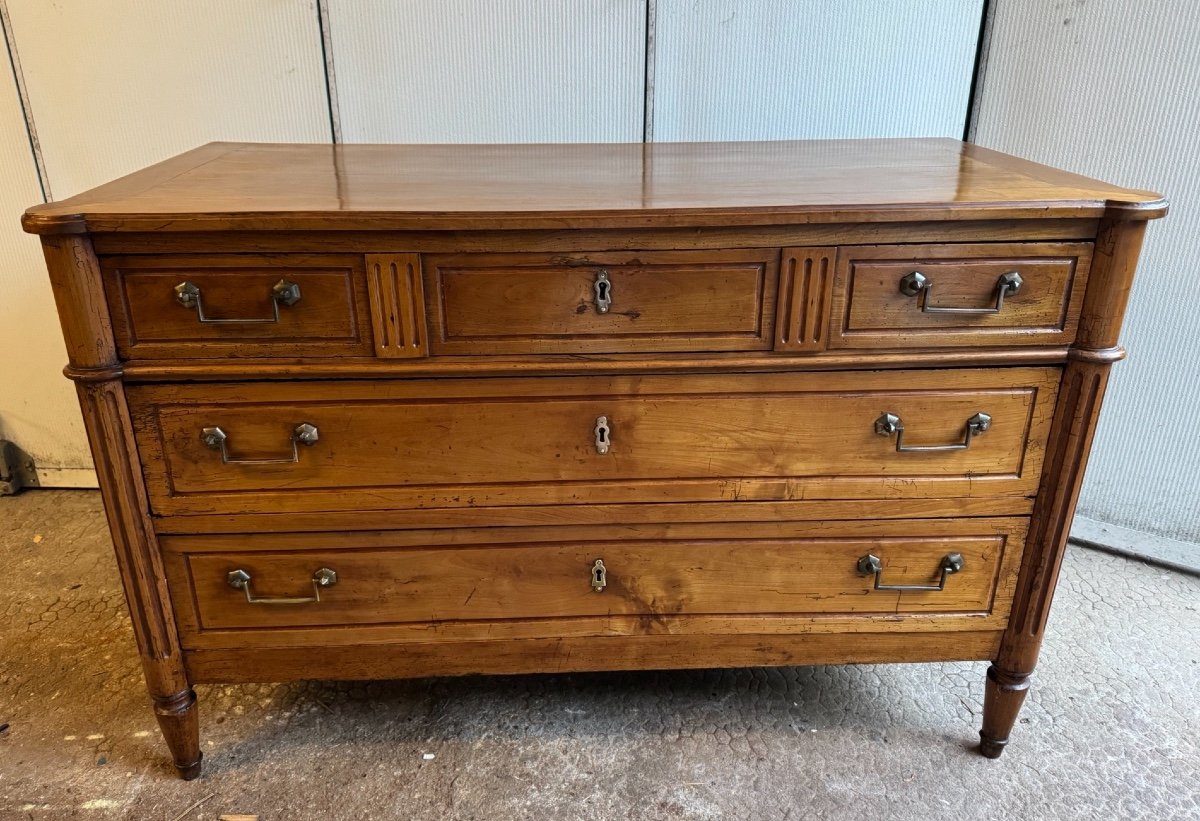 Antique 18th Century Louis XVI Period Chest Of Drawers In Blond Walnut