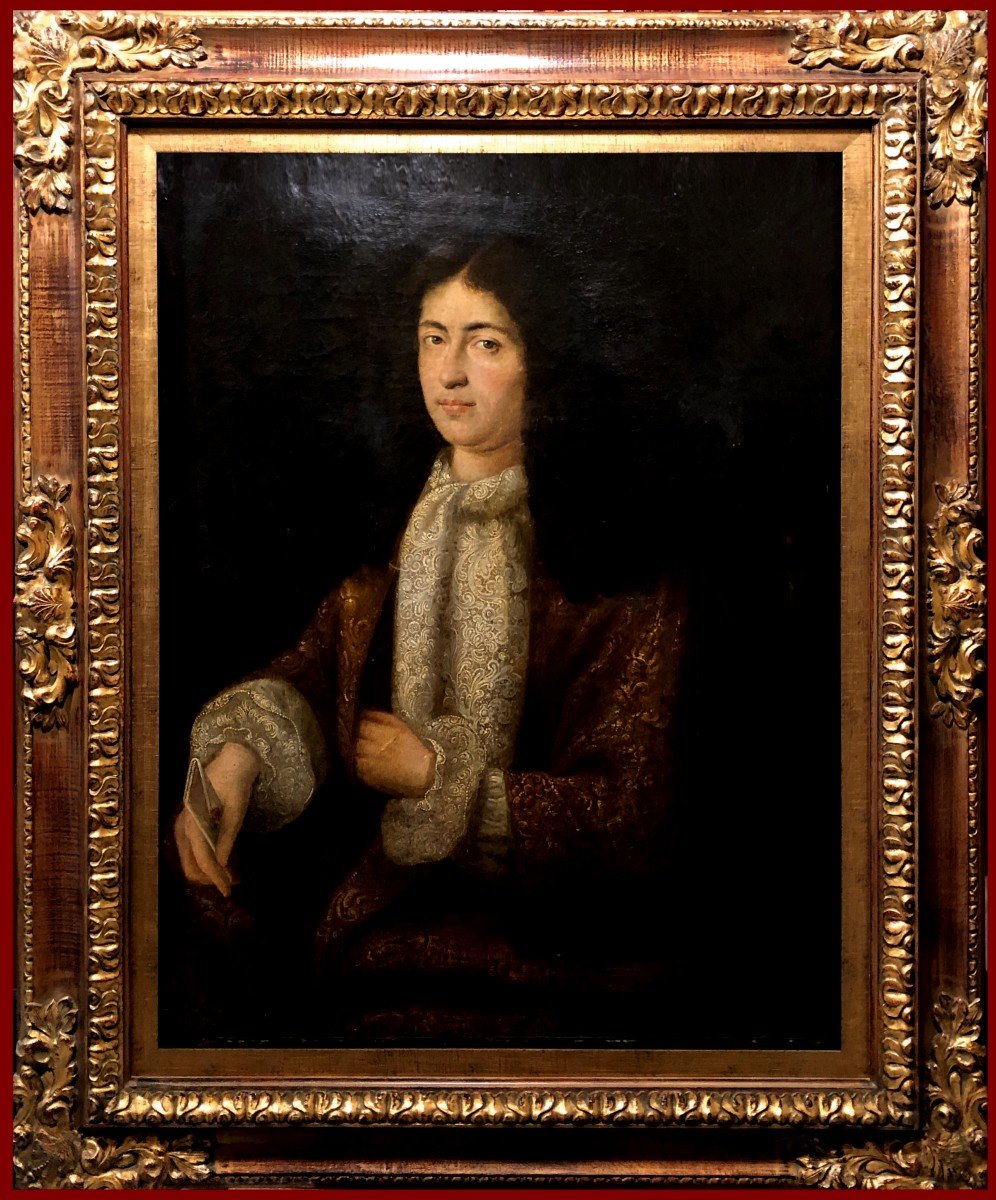 Anglo-dutch School (c. 1680) - Magnificent Portrait Of A Gentleman In A Brocade Jacket