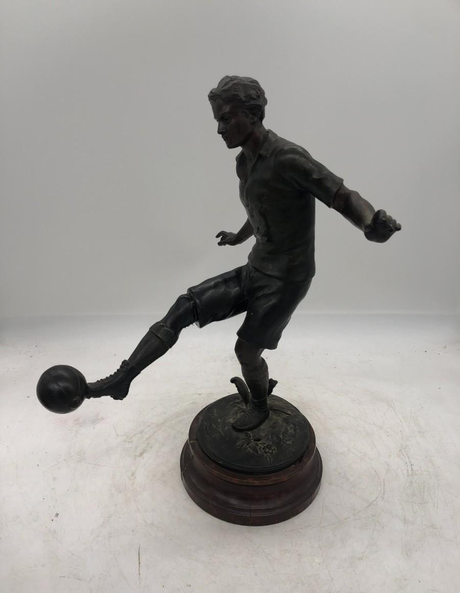 Sculpture Moderniste d'Un Joueur De Football En Bronce - École Europeene, 1930’s