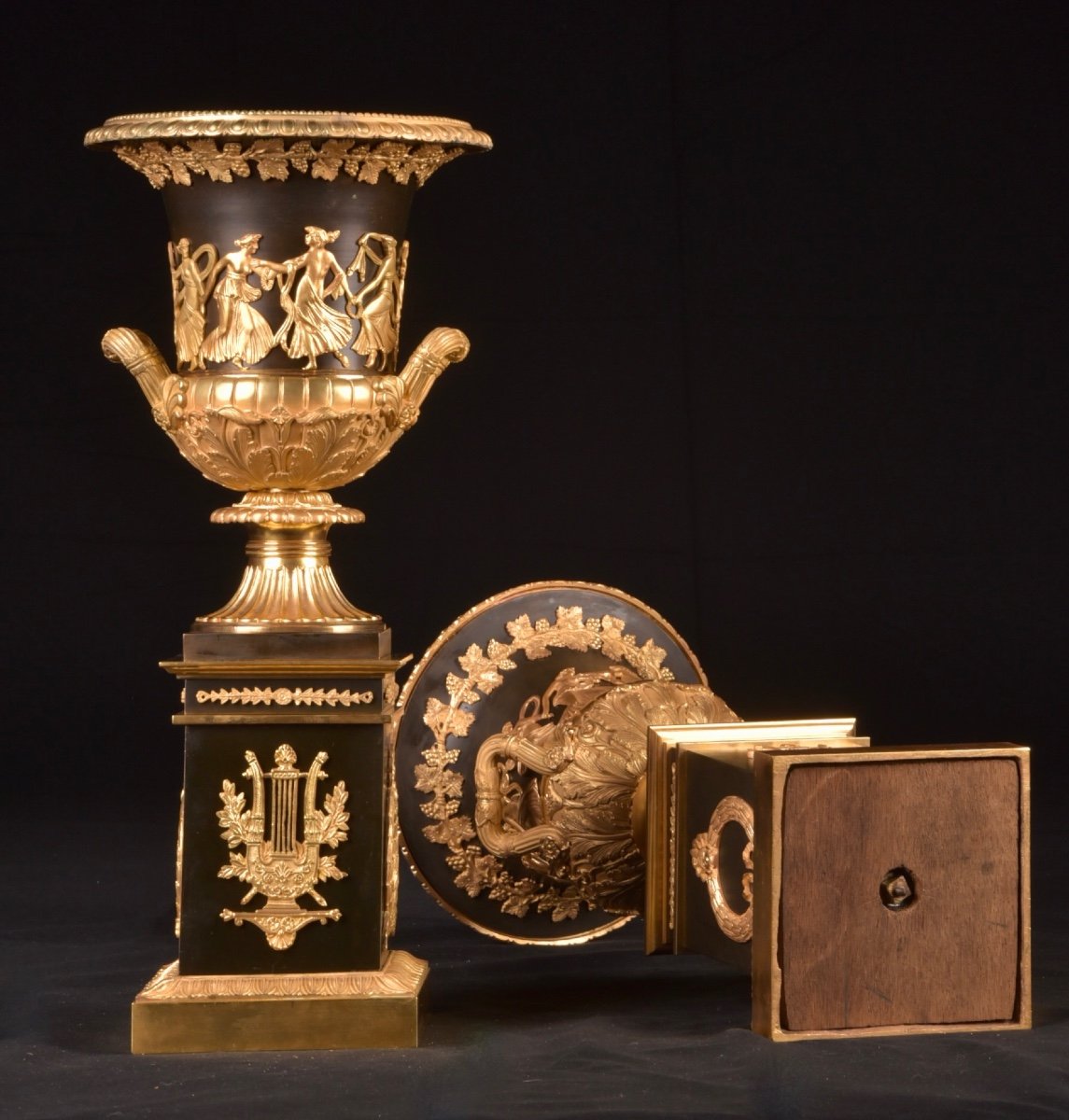 Une paire de vases/urnes Médicis Empire attribuées à Pierre-Philippe Thomire (Fr. 1731-1843)-photo-4