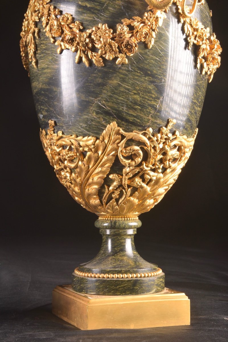 Une Paire De Vases Français En Marbre Vert De Style Louis XVI, Montés En Bronze Doré, Ca. 1850-photo-1