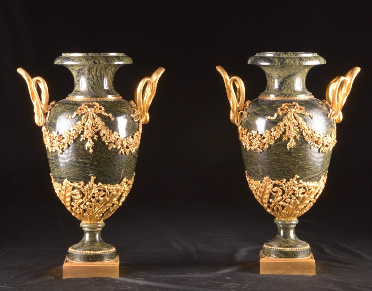 Une Paire De Vases Français En Marbre Vert De Style Louis XVI, Montés En Bronze Doré, Ca. 1850