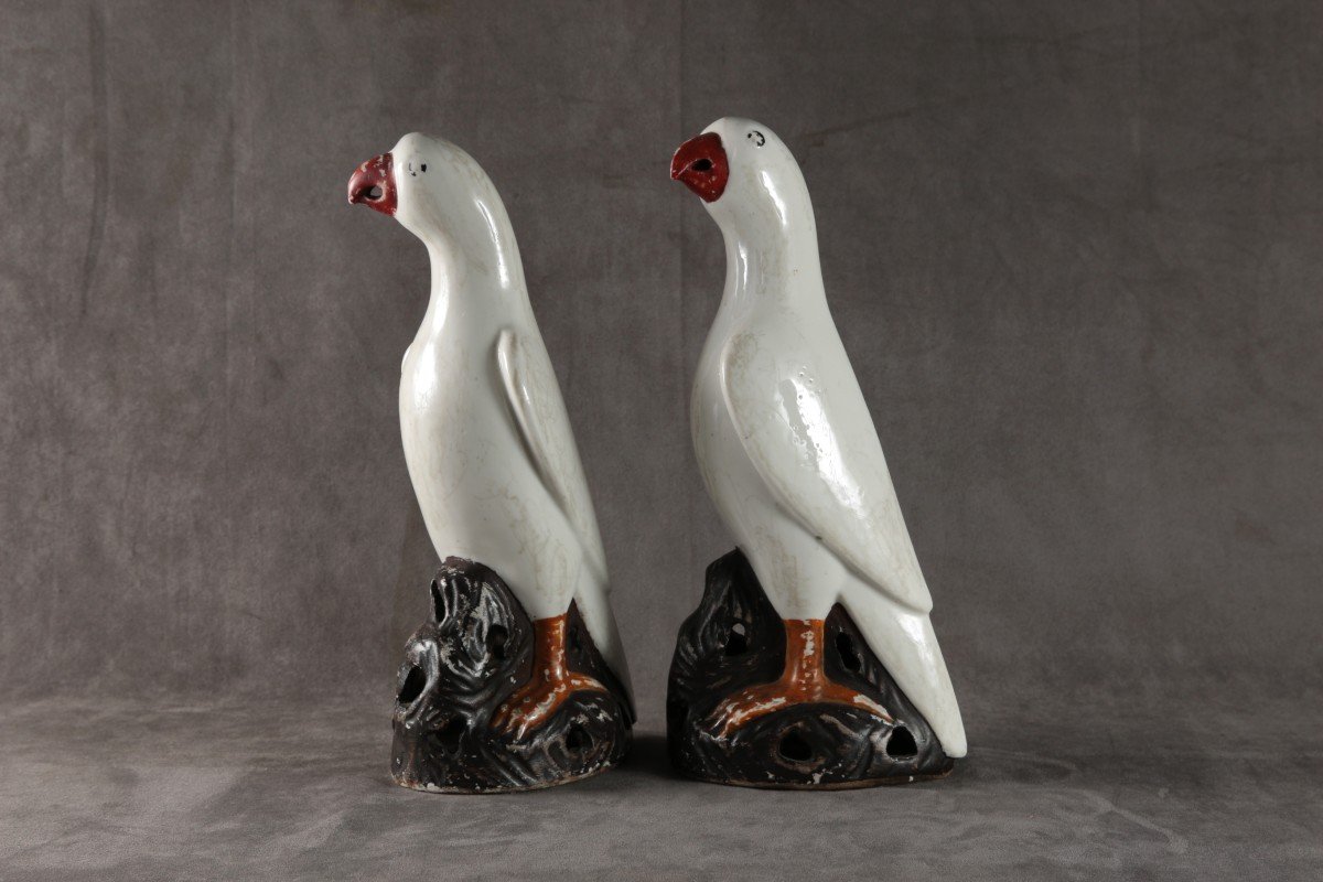 Pair Of Porcelain Parrots, China, Qing Dynasty, 18th Century -photo-2