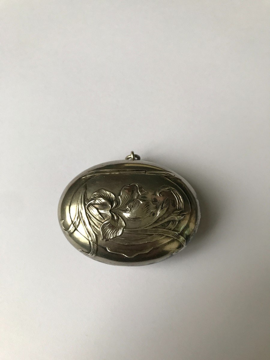 Ancien pendentif Art nouveau en argent massif au decor d’iris   (Boîte à poudre ou à pilules) -photo-2