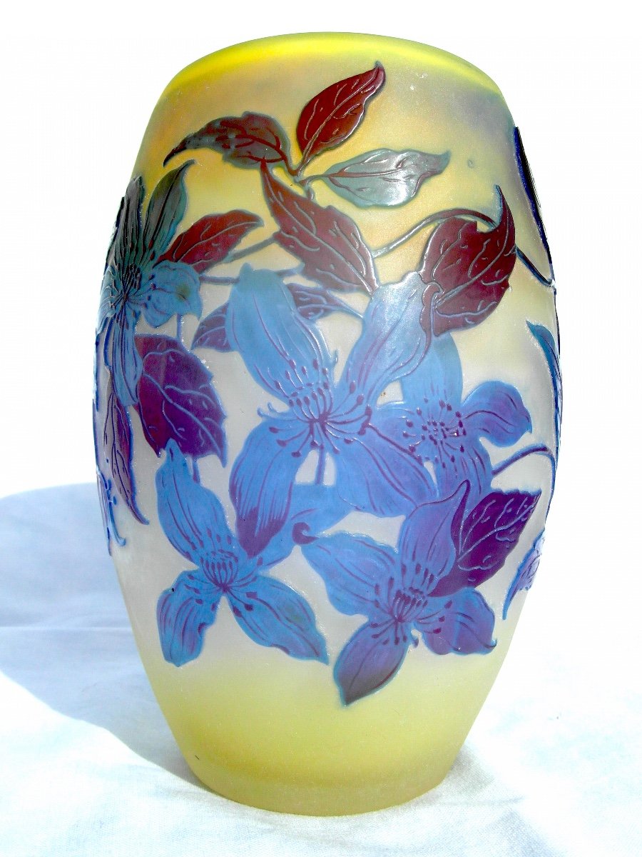 Vase Galle Aux Clématites Bleues, Forme Tonneau, Era Daum 1900 Art-nouveau, Vives Couleurs