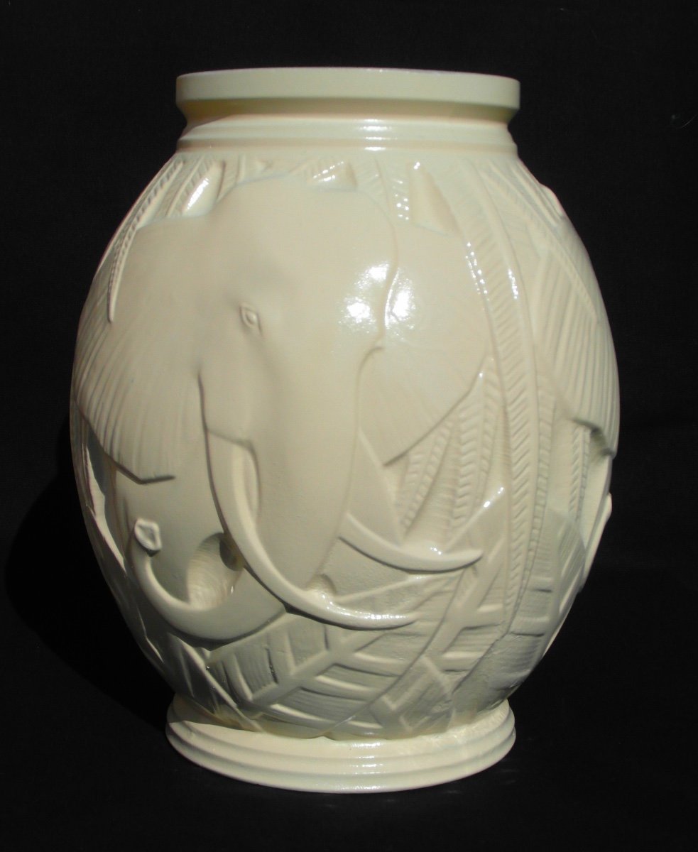 Beautiful Art Deco Vase With Elephants By P. d'Avesn, Daum Galle Era 1920