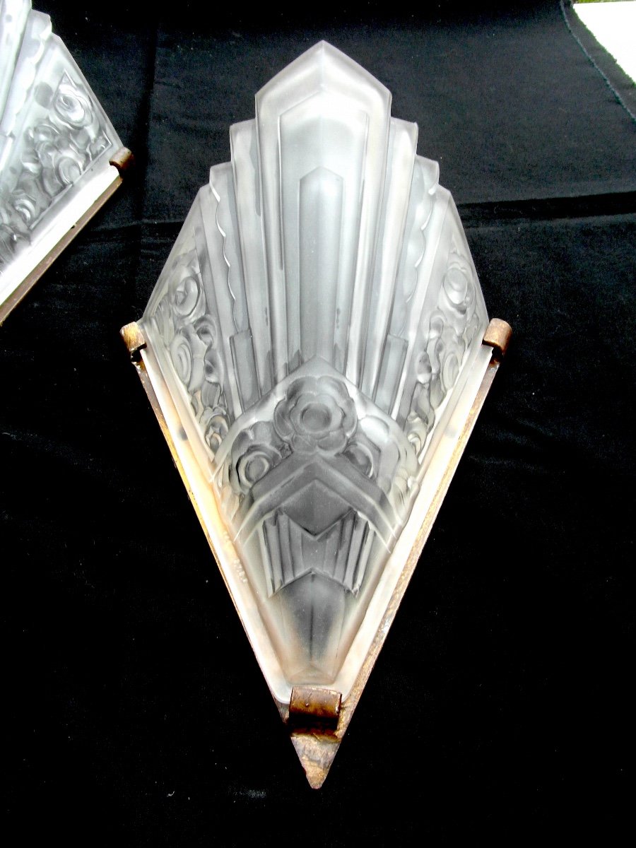 Beautiful Large Pair Of Art Deco Wall Lights In Pressed-cut Glass By Sebv, Era Muller Daum Lalique-photo-4