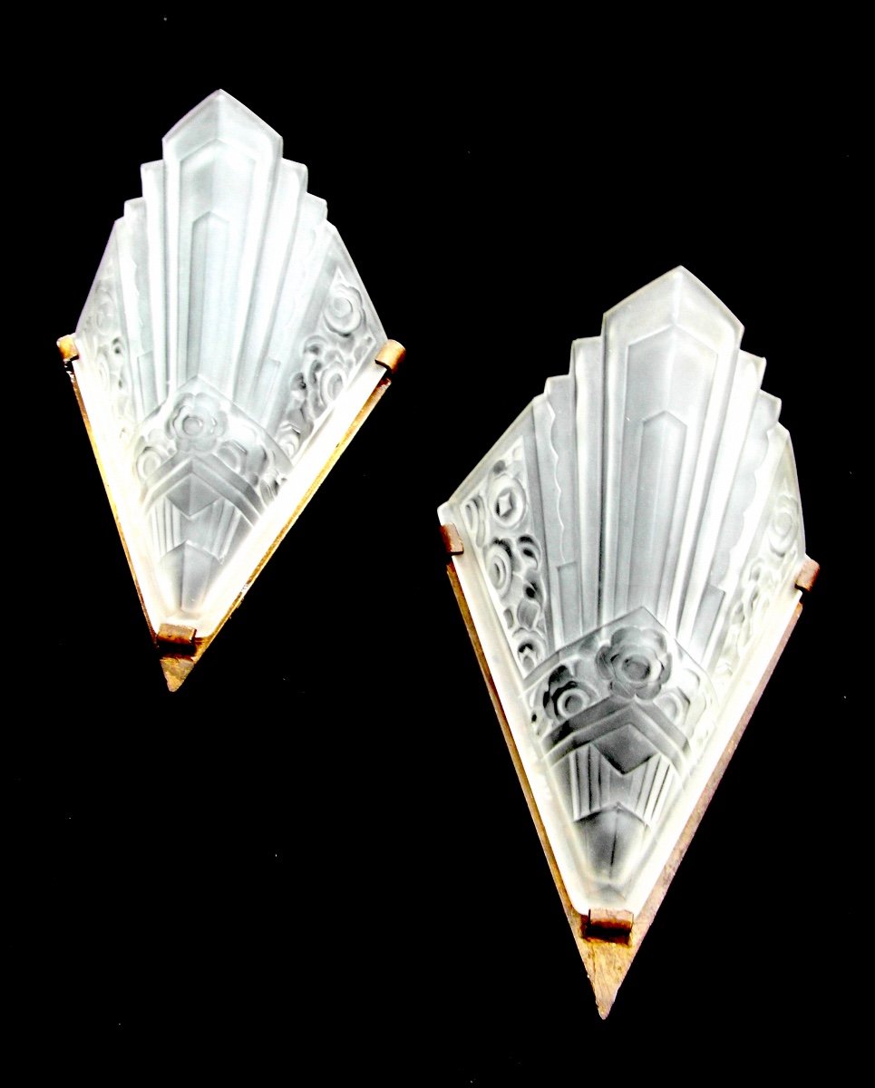 Beautiful Large Pair Of Art Deco Wall Lights In Pressed-cut Glass By Sebv, Era Muller Daum Lalique