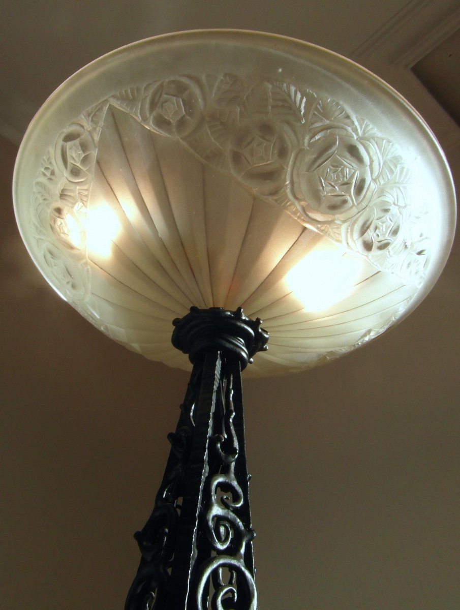 Superb Art Deco Floor Lamp With Wrought Iron Roses, Era Daum Kiss Brandt Degue 1920