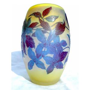 Beau Vase Galle Aux Clématites Bleues, Forme Tonneau, Era Daum 1900 Art-nouveau, Vives Couleurs