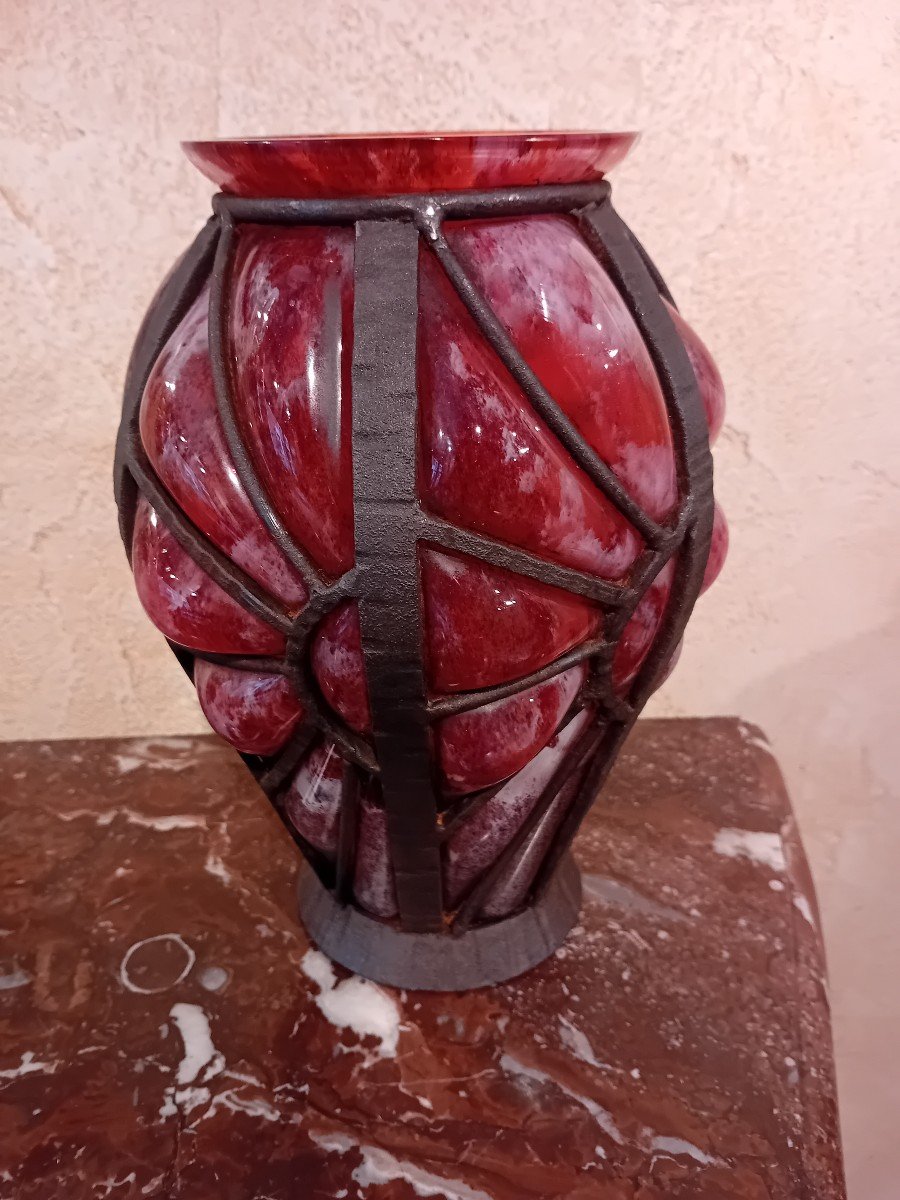 Daum Majorelle Vase En Verre Soufflé Dans Une Armature Métallique 