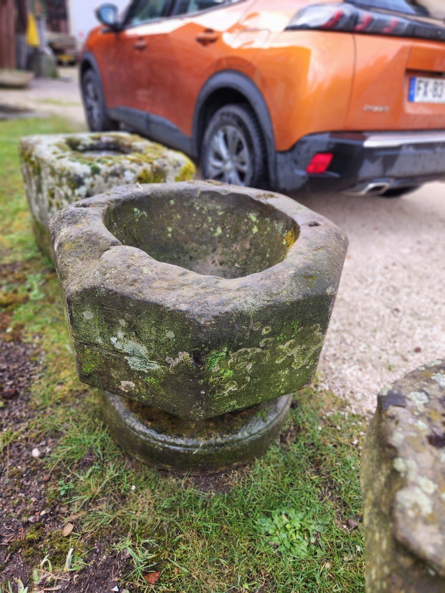 Baptistère Hexagonale Fin 17eme (minimum)en Gres Provenant d'Une Chapelle d'Un Château -photo-1