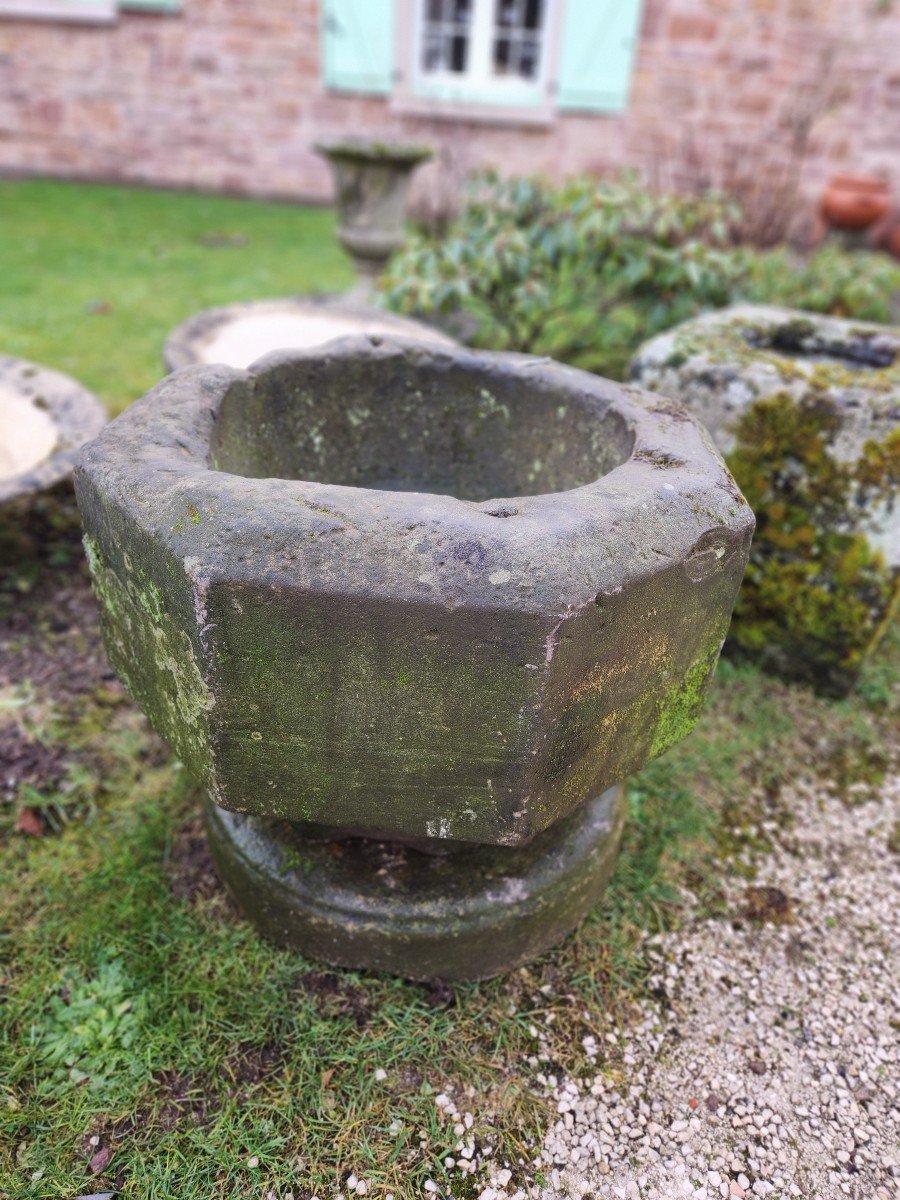 Baptistère Hexagonale Fin 17eme (minimum)en Gres Provenant d'Une Chapelle d'Un Château -photo-2