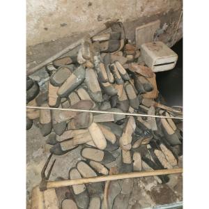 Lot Of 130 Pairs Of Old Clogs Never Worn Which Can Make A Magnificent Decoration