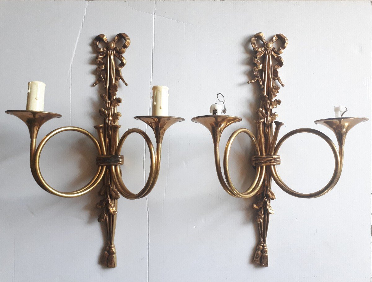 Paire d'appliques en bronze doré cor de chasse passementerie rubans style Louis XVI