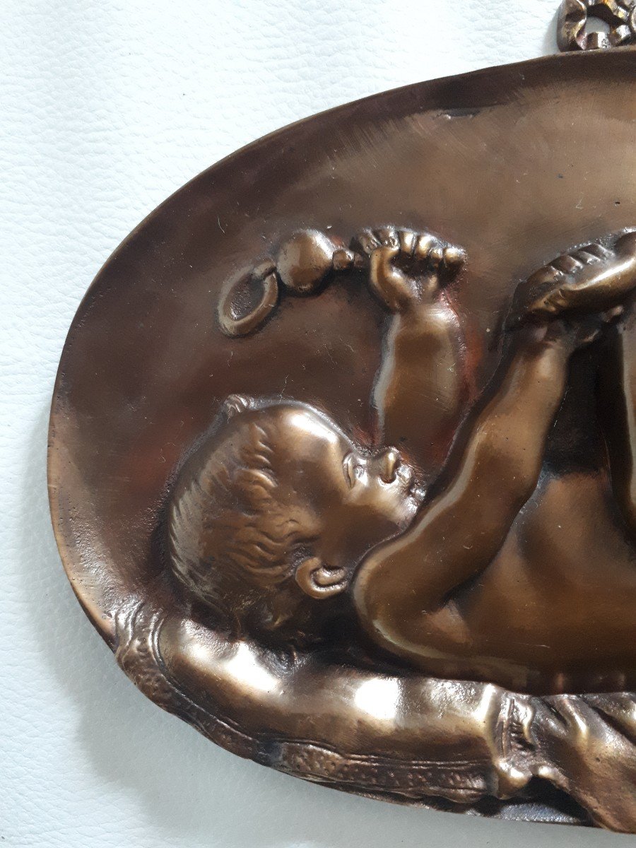 Bas-relief sculpture bronze enfant bébé au hochet DESCAMPS 19ème-photo-2