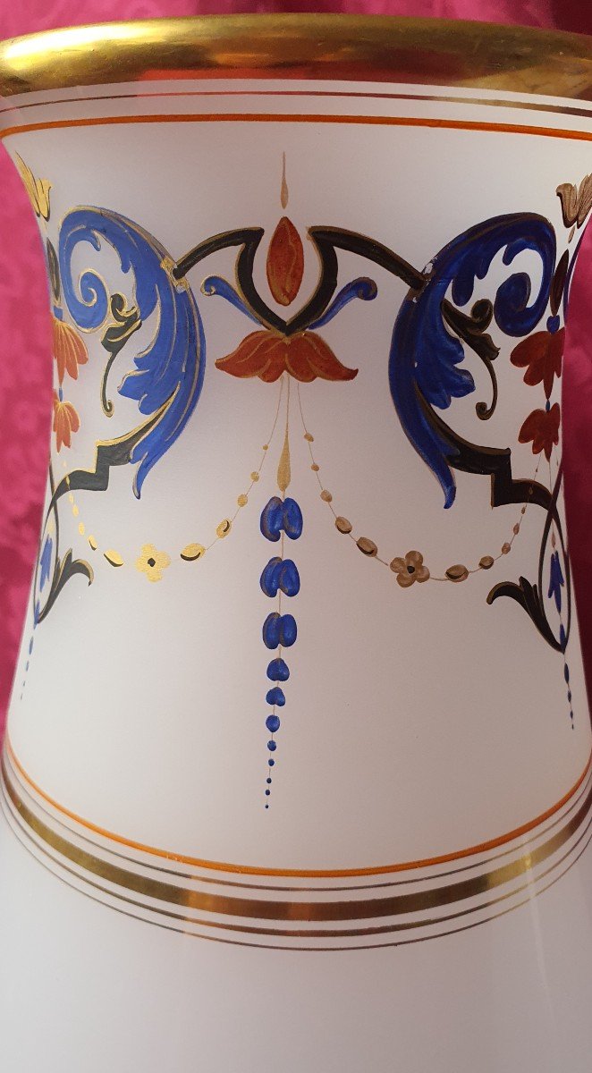 Paire De  Grands Vases Opaline Blanche Polychromes-photo-2