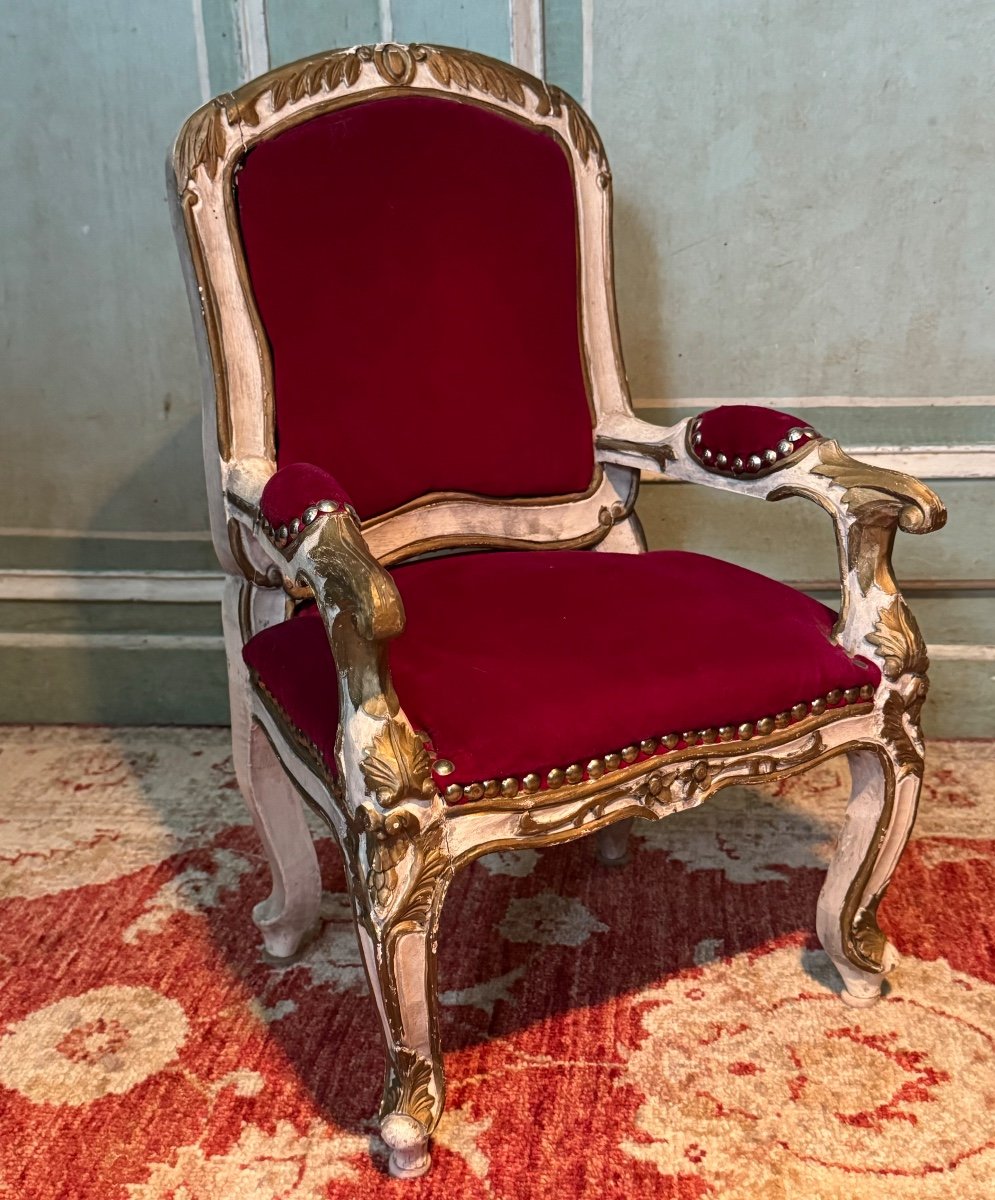 Charmant petit fauteuil Louis XV, tel un modèle de compagnon. XXè 