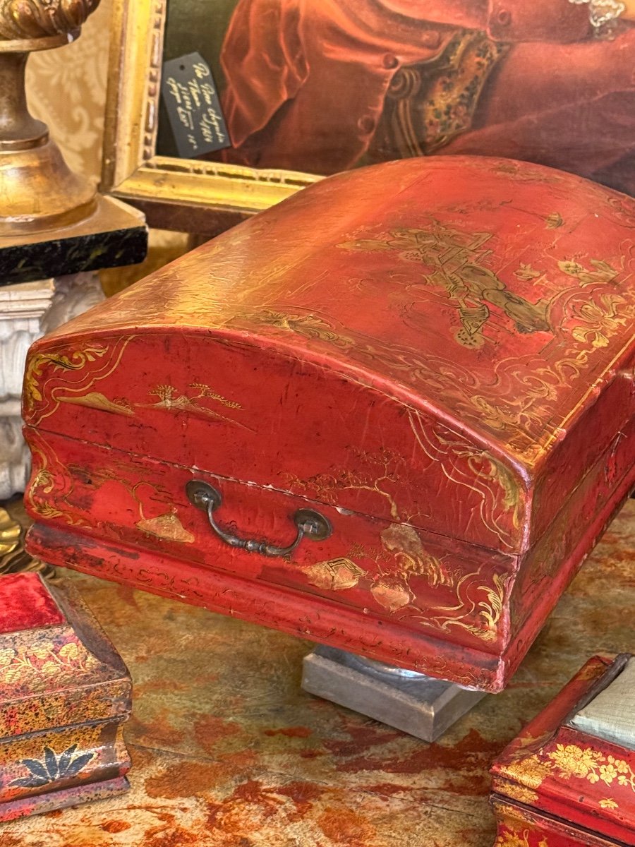 Coffret de voyage , vernis Martin rouge carmin, décors or vers 1750. -photo-2