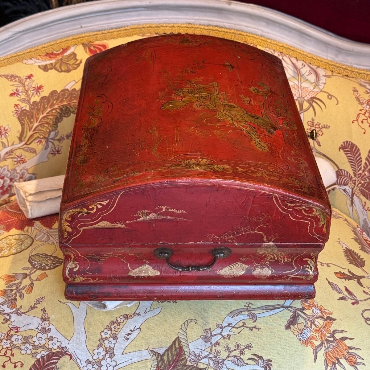 Coffret de voyage , vernis Martin rouge carmin, décors or vers 1750. -photo-3