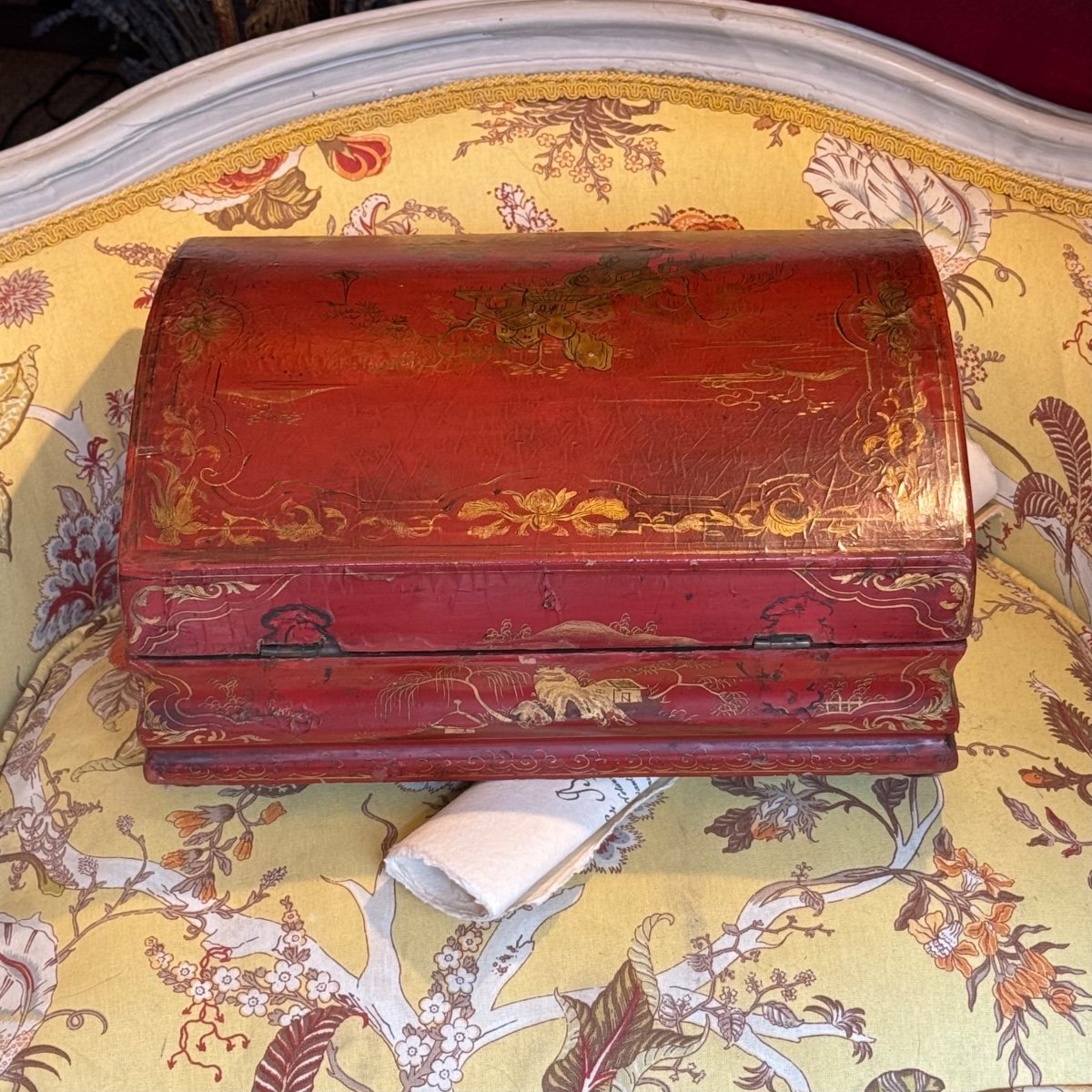 Coffret de voyage , vernis Martin rouge carmin, décors or vers 1750. -photo-4