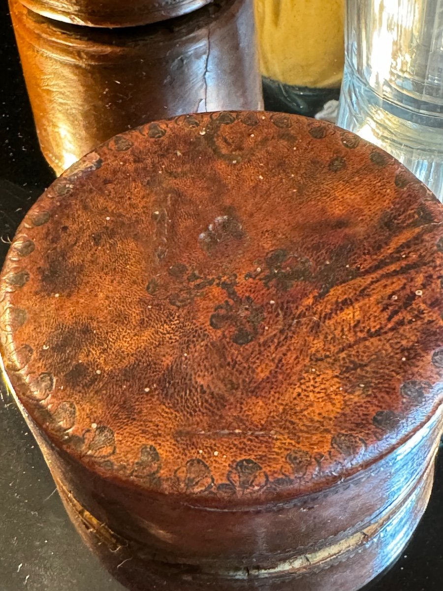 Rare coffret  cylindrique en cuir avec ses 5 verres, vers 1775, pour le voyage -photo-6