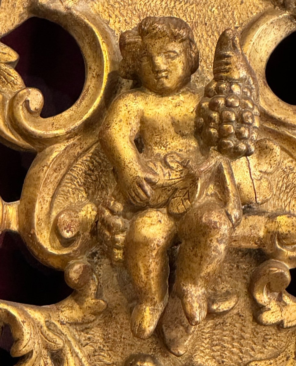 Bacchus enfant sur miroir,  époque Louis XIV, sculpté doré, XVIIIème. -photo-1