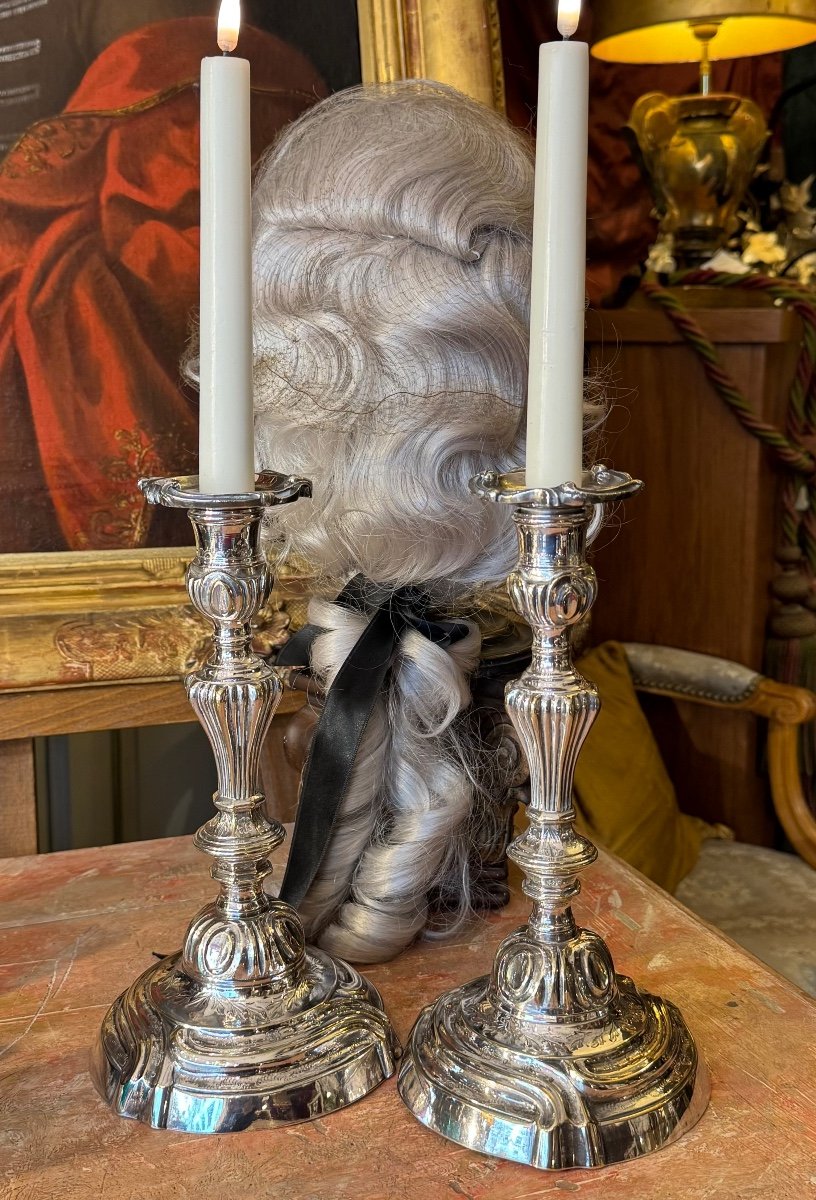 Paire de flambeaux XVIIIe, riches décors ciselés Régence-Louis XV, argenture d’origine. 