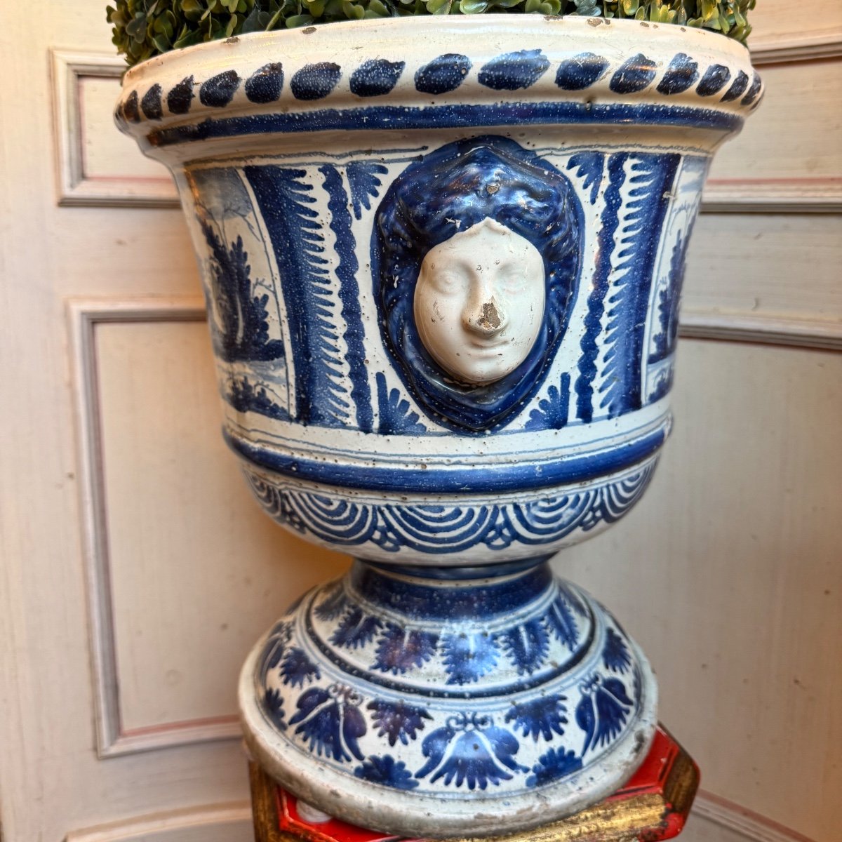 Pot à oranger, époque Louis XIV, faïence  de nevers. 40 cm de haut. -photo-3