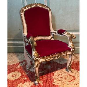 Charmant petit fauteuil Louis XV, tel un modèle de compagnon. XXè 