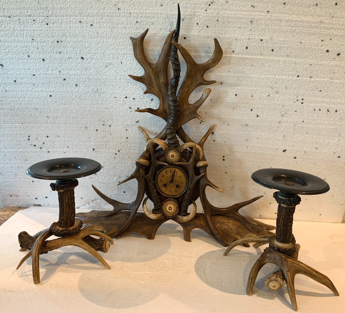 Garniture De Cheminée En Bois De Cerf  Et Marbre Noir XX Siècle 