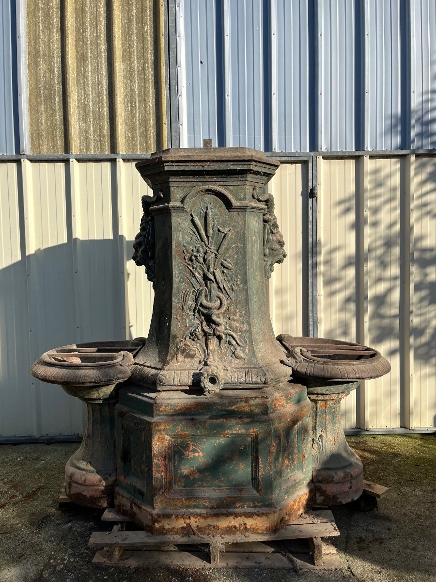 Fontaine De Place En Fonte  De Val D’osne