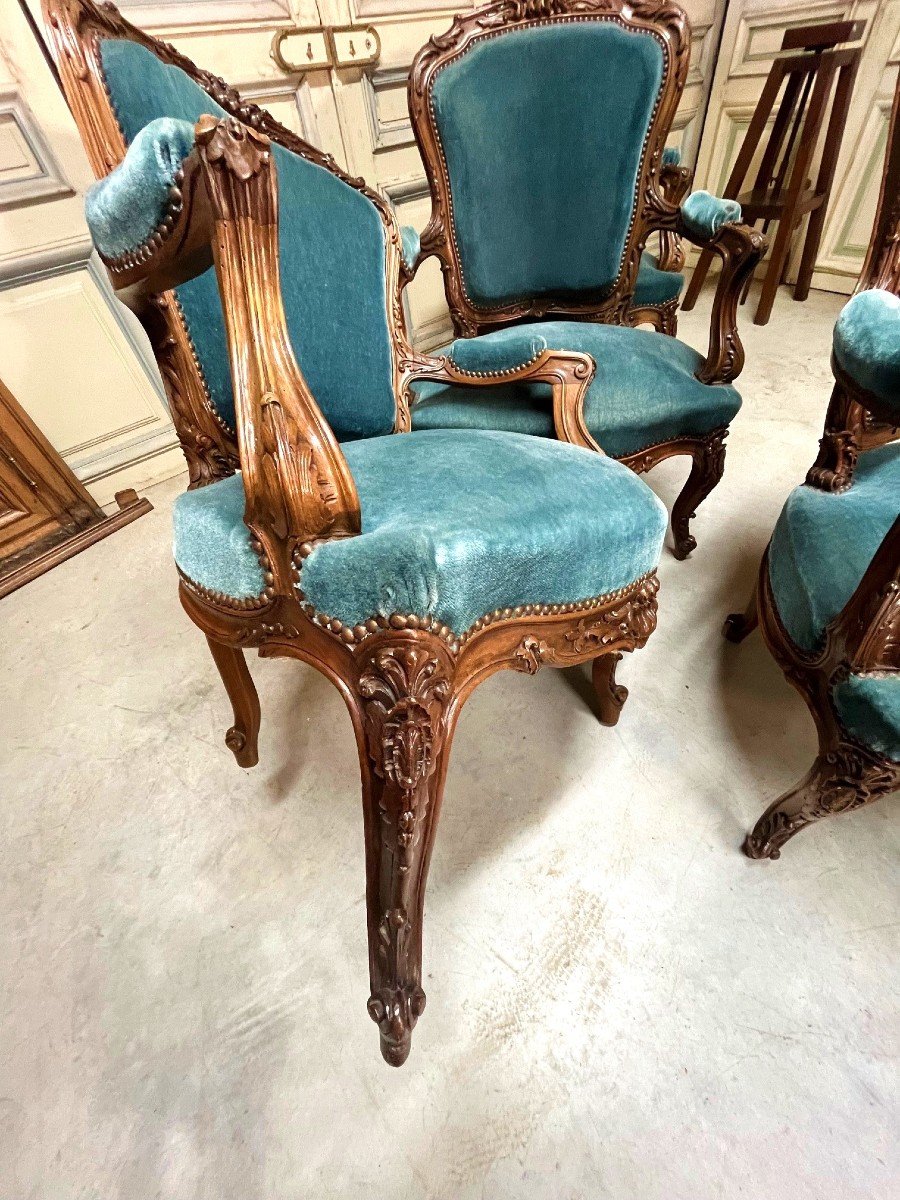 Suite De Quatre Fauteuils En Noyer Sculptés De Style Rocaille.-photo-1